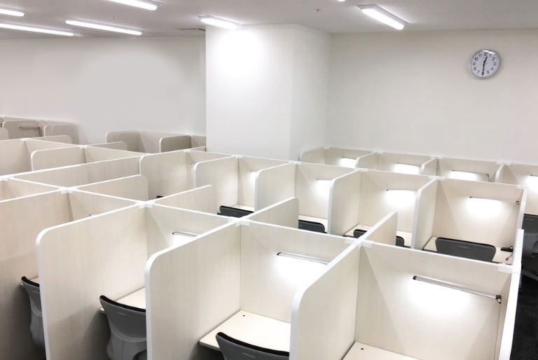 充実の学習環境:自習スペースは1人ひとり区切られた設計。しっかりと自分の勉強に集中できます!