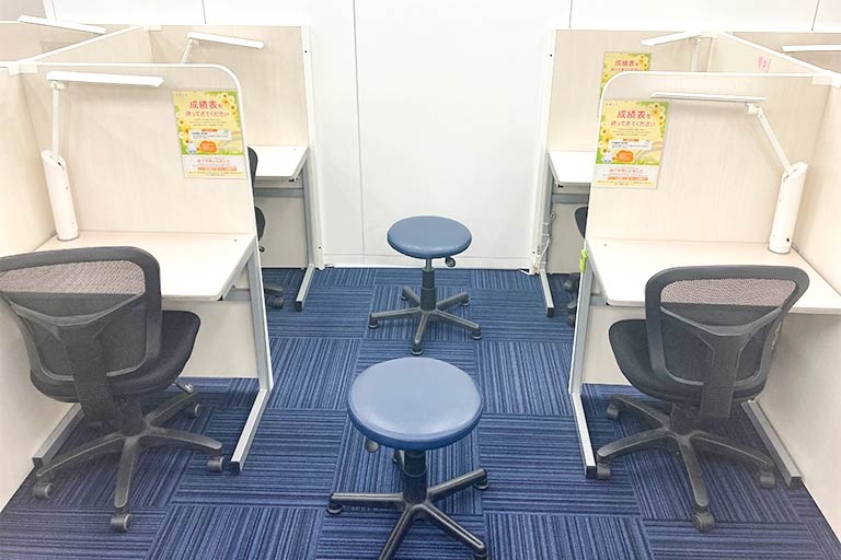 充実の学習環境:個別指導ブース。演習中も講師がいつも隣にいて、質問がしやすい環境です。