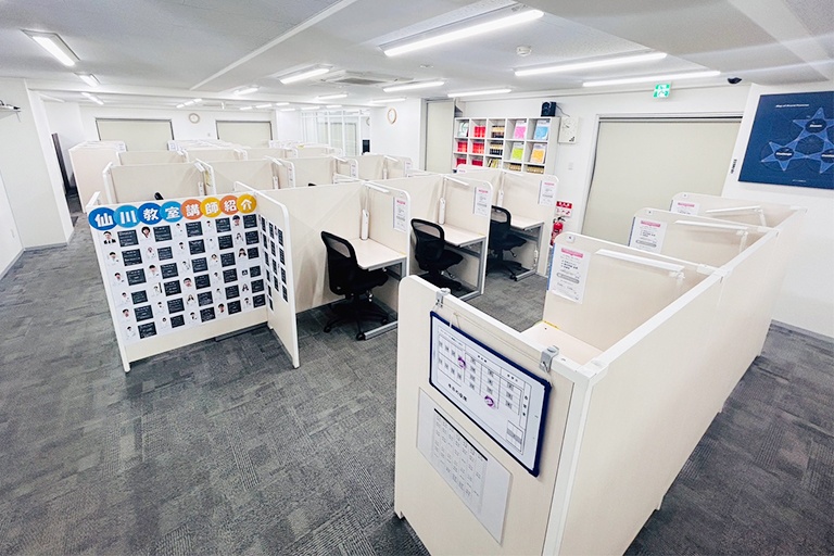 充実の学習環境:個別指導ブース。自習室とは別に設けてあるので、集中しやすい環境が整っております。