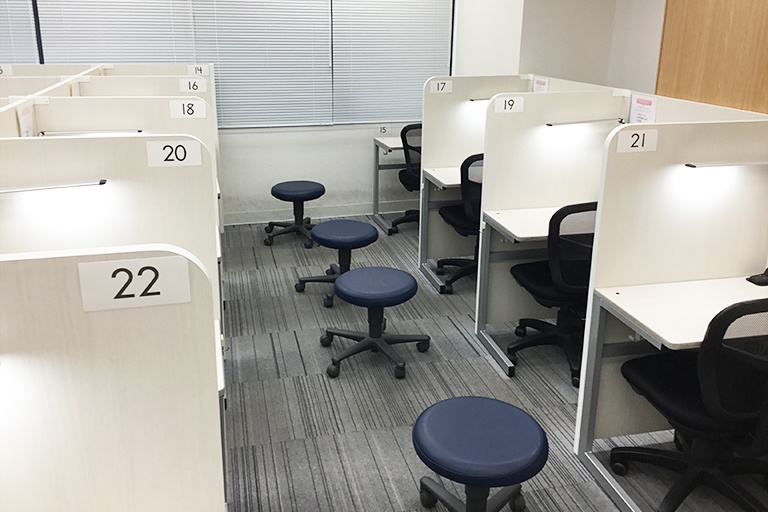 充実の学習環境:パーテーションで1人ずつ区切られているので、自分の勉強に集中できます。