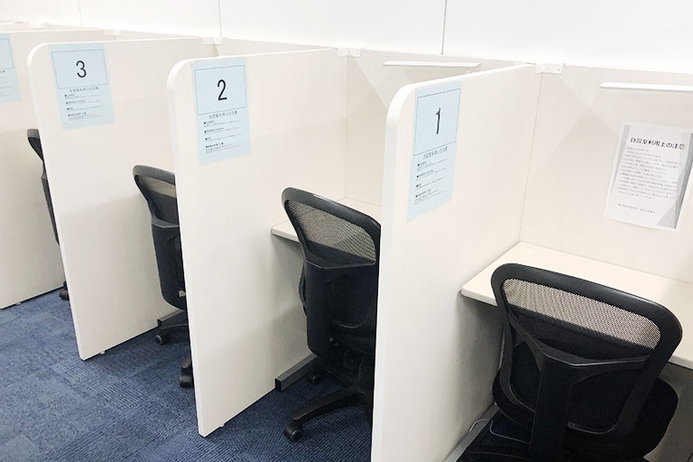 充実の学習環境:無料で使用できる自習席。集中しやすいと評判です。