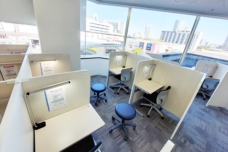 充実の学習環境:個別指導ブース。演習中も講師がいつも隣にいて、質問がしやすい環境です。