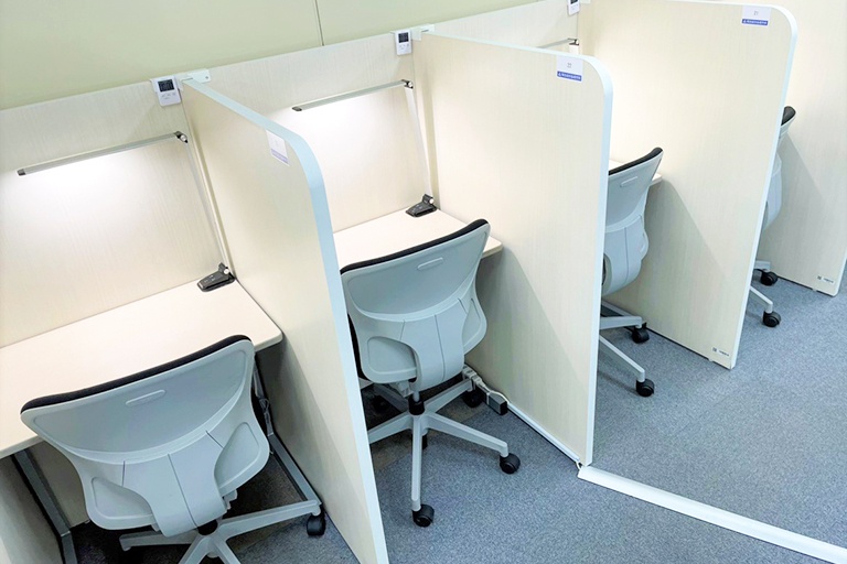 充実の学習環境:自習スペースは1人ひとり区切られた設計。しっかりと自分の勉強に集中できます!