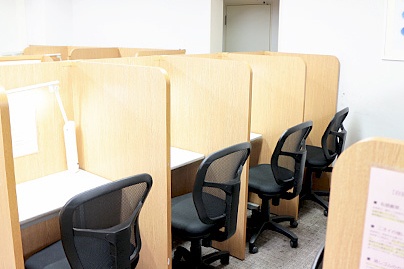 充実の学習環境:無料で使用できる自習席。集中しやすいと評判です。