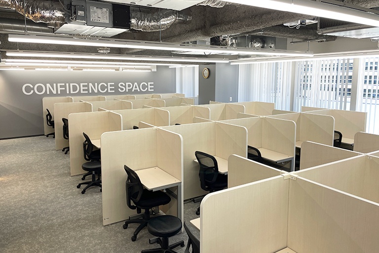 充実の学習環境:パーテーションで1人ずつ区切られているので、自分の勉強に集中できます。