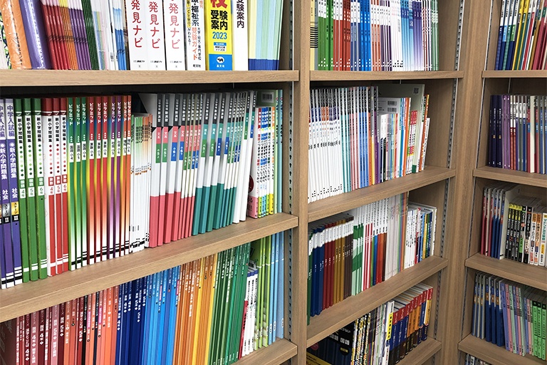 充実の学習環境:対応テキストは十分な種類・量を準備。池上周辺の学校でお使いの教科書も対応可能です。