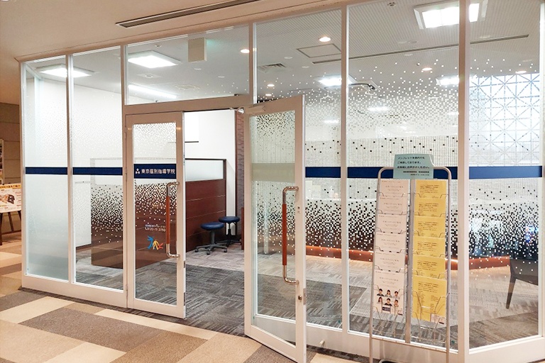 充実の学習環境:教室の入口はこちらです。3階エスカレーター下りてすぐに教室がございます。