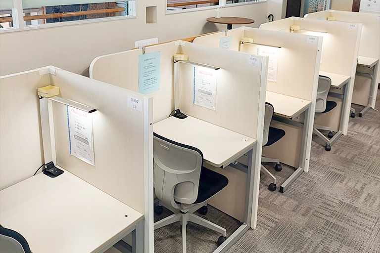 充実の学習環境:自習スペースは1人ひとり区切られた設計。しっかりと自分の勉強に集中できます!