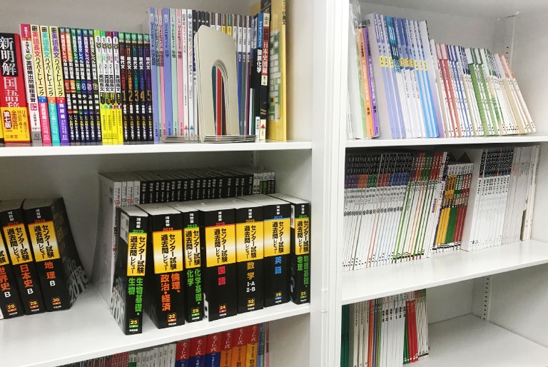 充実の学習環境:対応テキストは十分な種類・量を準備。お子さまの課題や目標に合わせて対応しています。