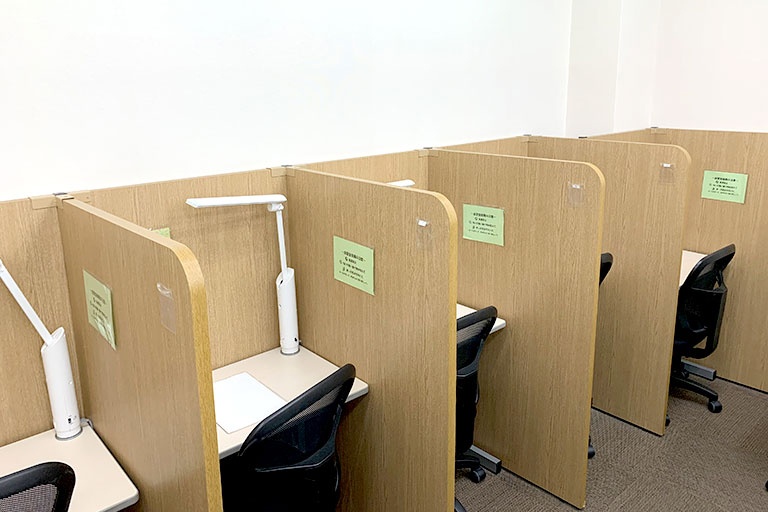 充実の学習環境:無料で使用できる自習席。集中しやすいと評判です。