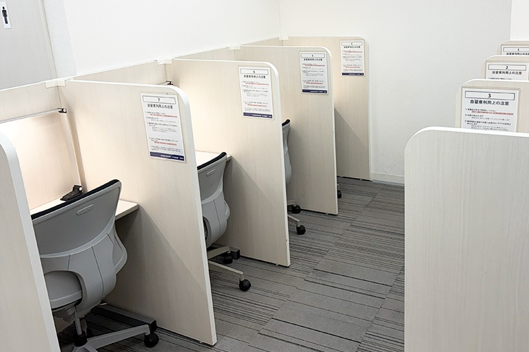 充実の学習環境:無料で使用できる自習席を完備。一人ひとり区切られているので集中しやすいと評判です。