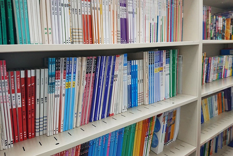 充実の学習環境:対応テキストは十分な種類・量を準備。お子さまの課題や目標に合わせて対応しています。
