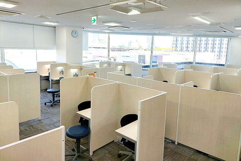 充実の学習環境:広く開放的な教室で一緒に勉強を頑張りませんか?