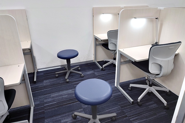 充実の学習環境:授業は講師1名につき生徒2名までの個別指導。きめ細かな指導で着実に力を伸ばします。