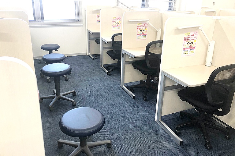 充実の学習環境:集中しやすいようパーテーションで区切られた授業ブース。