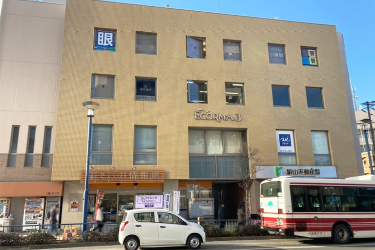 教室はECORMA３の３階です。狛江駅近くの通いやすい立地です。