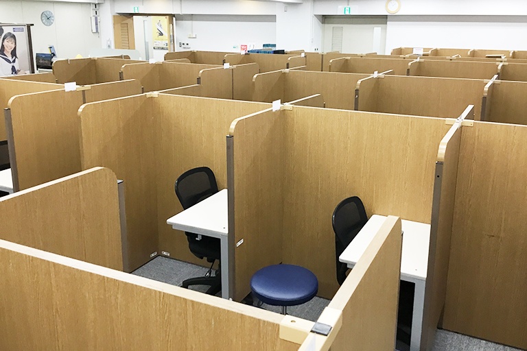 充実の学習環境:パーテーションで1人ずつ区切られているので、自分の勉強に集中できます。
