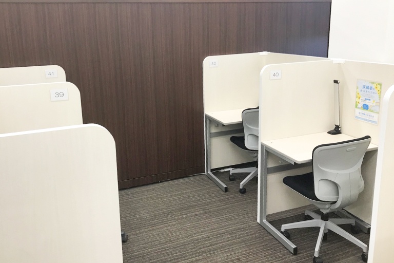 充実の学習環境:集中しやすいようパーテーションで区切られた授業ブース。