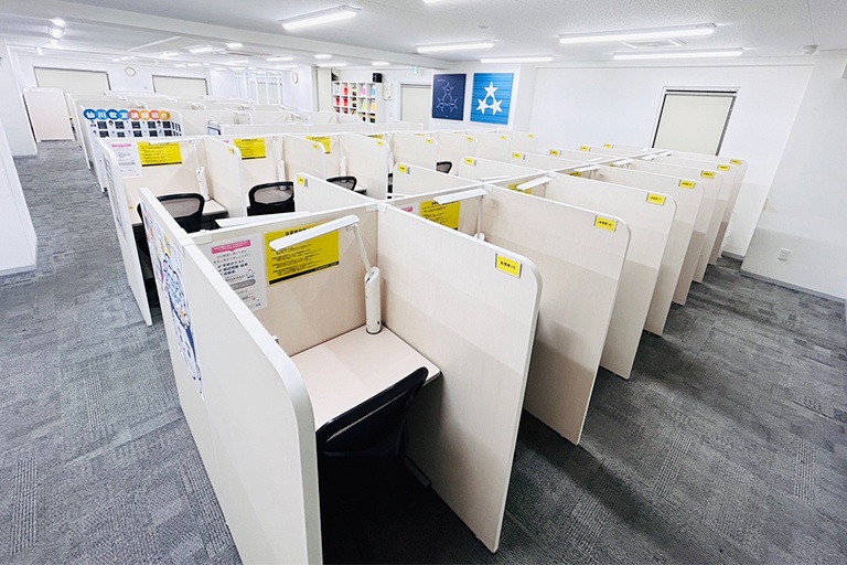 充実の学習環境:自習席は全21席あります!好きな時に好きな時間だけ使うことができます!