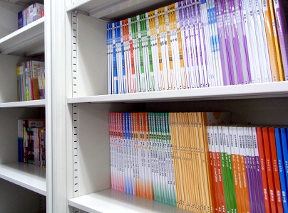 充実の学習環境:対応テキストは50種類以上。お子さまに合ったものを選定し、担当講師がサポート。