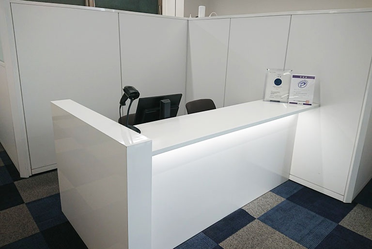 充実の学習環境:教室で何かわからないことがあれば、受付カウンターまでお気軽にご相談ください。