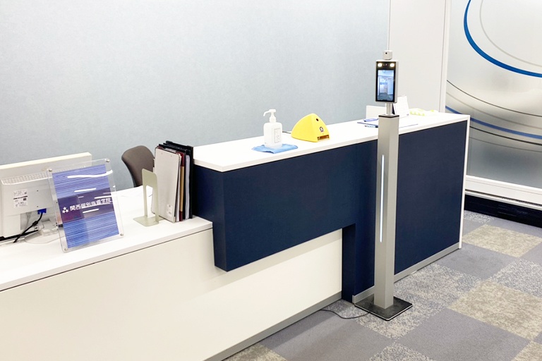 充実の学習環境:開放的な受付カウンター。ご質問・ご相談など、どんな小さなことでもお気軽にお声かけください