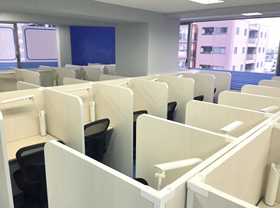 充実の学習環境:パーソナルに区切られた自習席。集中しやすいとご好評いただいています。