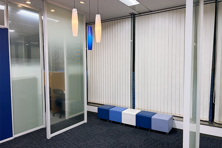 充実の学習環境:入口付近のフリースペース。生徒さんのお迎えの際はこちらでお待ちいただくことも可能です。