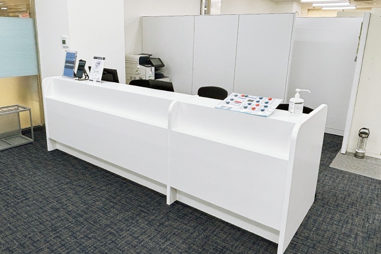 充実の学習環境:教室で何かわからないことがあれば、いつでも受付カウンターまでお気軽にご相談ください。