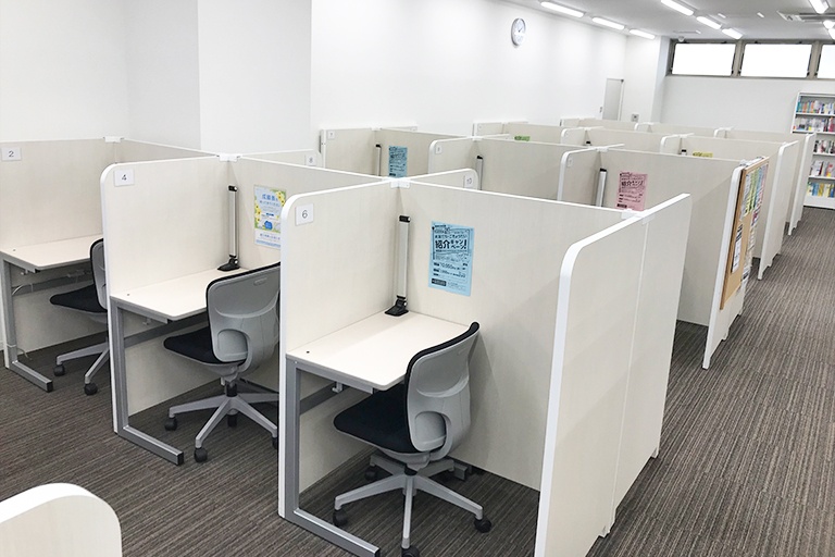 充実の学習環境:個別指導ブースです。開放感があり、広々と使えます。講師が隣につき一緒に学習を進めてくれます。