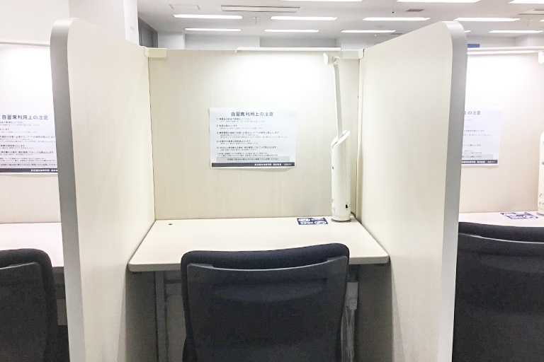 充実の学習環境:自習スペースは1人ひとり区切られた設計。しっかりと自分の勉強に集中できます!