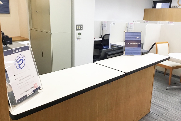 充実の学習環境:開放的な受付カウンター。ご質問・ご相談など、どんな小さなことでもお気軽にお声かけください