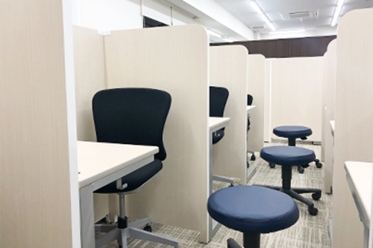 充実の学習環境:個別指導ブース。演習中も講師がいつも隣に。