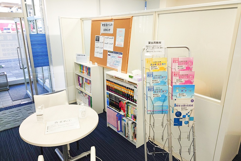 充実の学習環境:明るく清潔なエントランス。小さなことでもお気軽にご質問・ご相談ください。