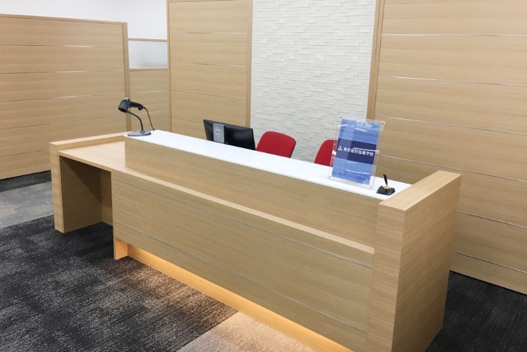 充実の学習環境:開放的な受付カウンター。お気軽にお声かけください