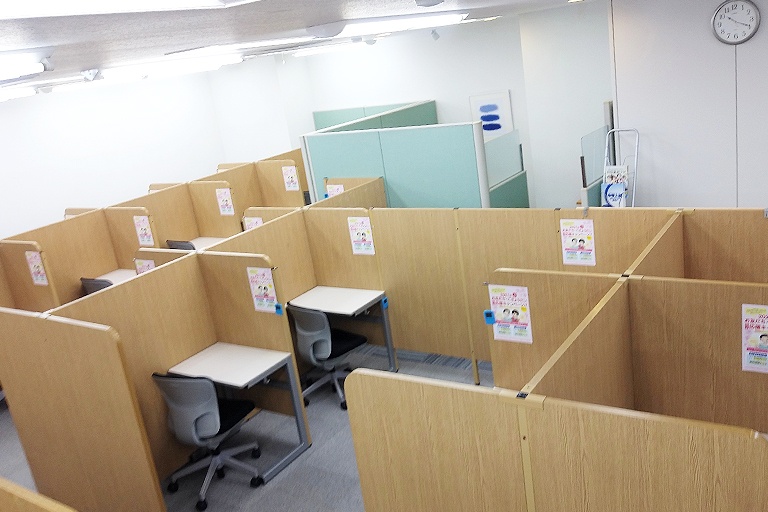 充実の学習環境:集中しやすいようパーテーションで区切られた授業ブース。