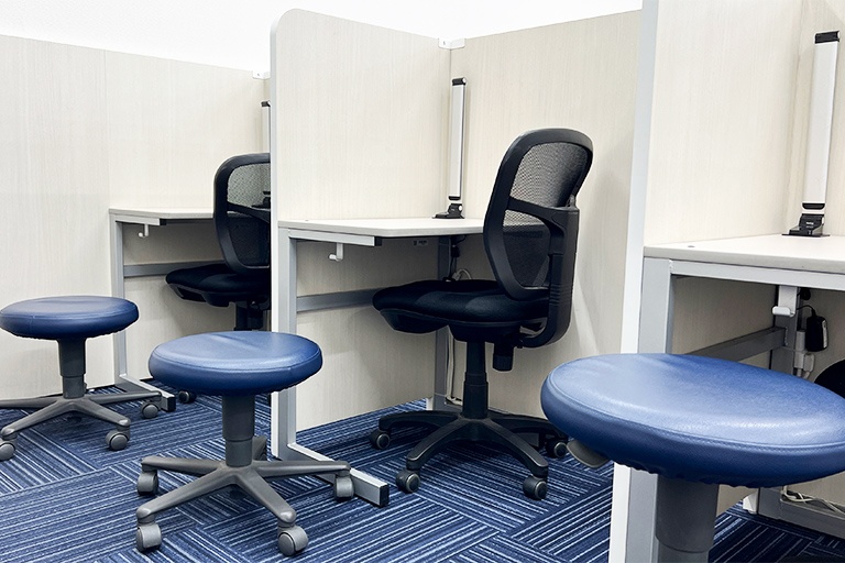 充実の学習環境:授業は講師1名につき生徒2名までの個別指導。きめ細かな指導で着実に力を伸ばします。