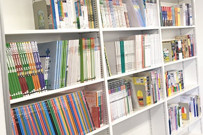 充実の学習環境:対応テキストは十分な種類・量を準備。お子さまの課題や目標に合わせて対応しています。