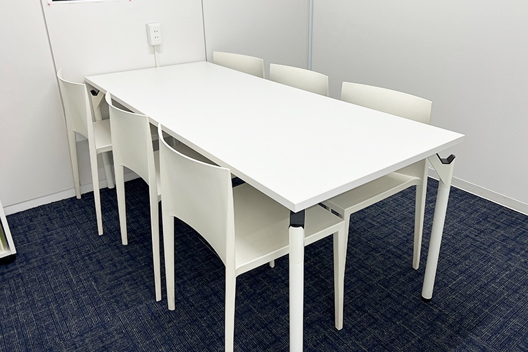 充実の学習環境:オープンな環境のフリースペース。お気軽にご質問・ご相談などをしていただけます。