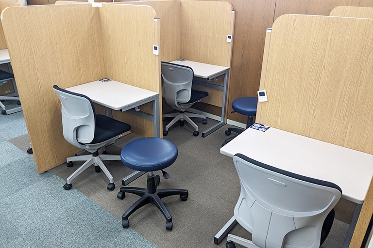 充実の学習環境:オープンな自習席(9席)。パーソナルに区切られた自習席もありますので、使い分けができます