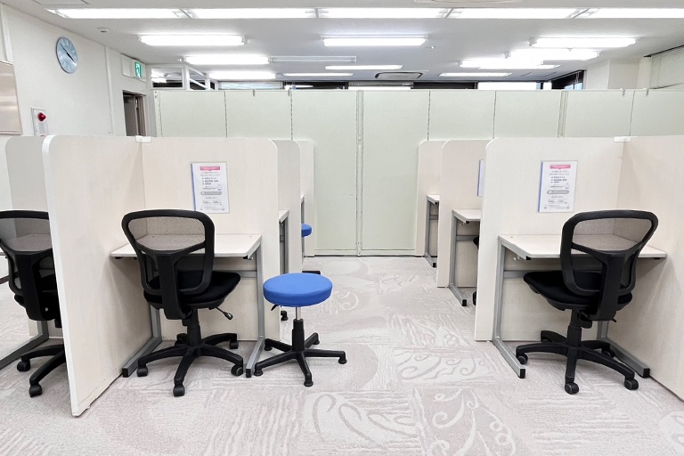 充実の学習環境:集中しやすいようパーテーションで区切られた授業ブース。