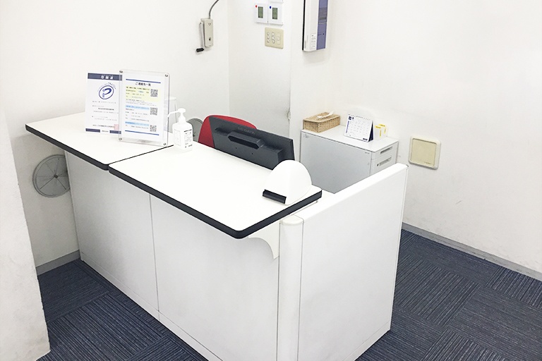 充実の学習環境:教室で何かわからないことがあれば、受付カウンターまでお気軽にご相談ください。