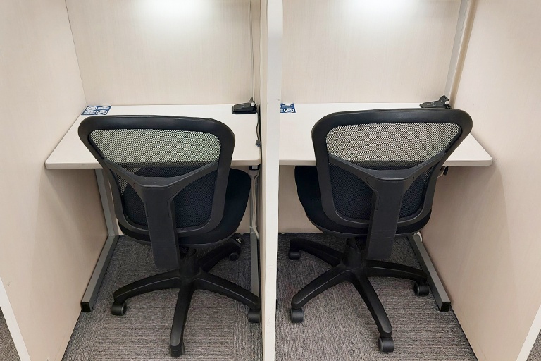 充実の学習環境:自習席は1人ひとり区切られた設計。しっかりと自分の勉強に集中できます!