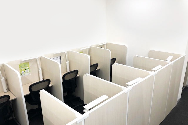 充実の学習環境:自習スペースは1人ひとり区切られた設計。しっかりと自分の勉強に集中できます!