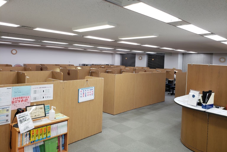 充実の学習環境:相談しやすいオープンなエントランスと、集中しやすいよう区切られた授業・自習ブース。