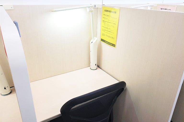 充実の学習環境:パーソナルに区切られた自習席。集中しやすいとご好評いただいています。