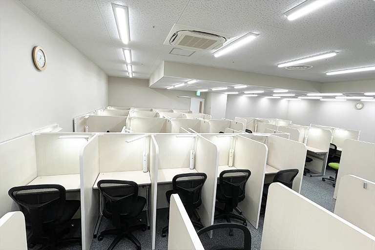 充実の学習環境:自習スペースは1人ひとり区切られた設計。しっかりと自分の勉強に集中できます!