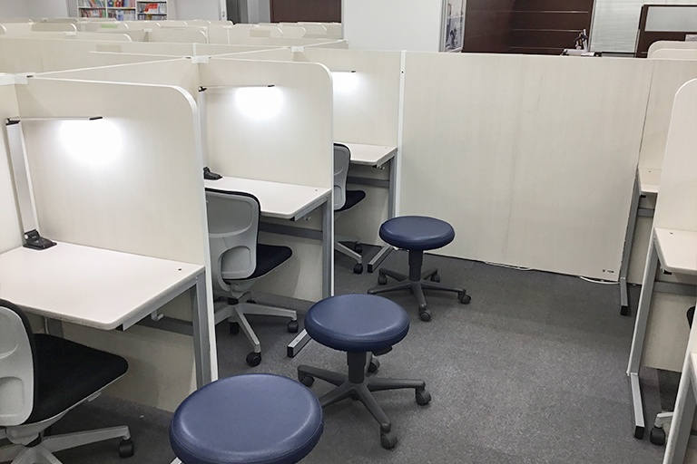 授業は講師1名につき生徒2名までの個別指導。きめ細かな指導で着実に力を伸ばします。