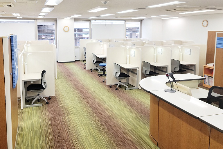 充実の学習環境:明るく清潔なエントランス。小さなことでもお気軽にご質問・ご相談ください。