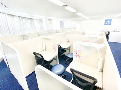 充実の学習環境:1号館の授業ブース、集中しやすいようパーテーションで区切られた授業ブース。